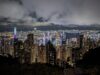Vista nocturna de Hong Kong desde Victoria Peak; fotografía de archivo de 2023.