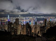 Vista nocturna de Hong Kong desde Victoria Peak; fotografía de archivo de 2023.