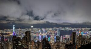 Vista nocturna de Hong Kong desde Victoria Peak; fotografía de archivo de 2023.