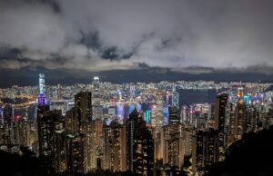 Vista nocturna de Hong Kong desde Victoria Peak; fotografía de archivo de 2023.