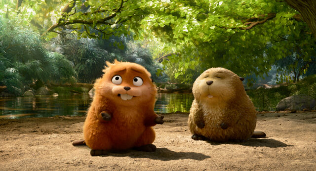 Mabel, en su cuerpo de castor robótico, junto a Loaf en un bosque de Hoppers; imagen promocional de Disney/Pixar.