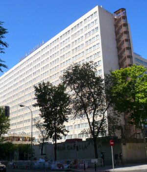 Foto: Zarateman / Wikimedia Commons Hotel Meliá Castilla de Madrid, sede prevista de Más Cerca de Casa; archivo de 2021.