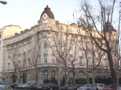 Inversión hotelera en España crece 8,1 % hasta septiembre Fachada del Hotel Ritz en Madrid, fotografiada por Luis García en enero de 2006; imagen de archivo del sector hotelero español.