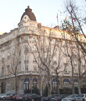 Fachada del Hotel Ritz en Madrid, fotografiada por Luis García en enero de 2006; imagen de archivo del sector hotelero español.