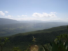 Vista del Hoyo de Pelempito en la Sierra de Bahoruco, Pedernales