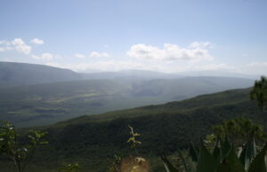 Vista del Hoyo de Pelempito en la Sierra de Bahoruco, Pedernales