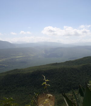 Vista del Hoyo de Pelempito en la Sierra de Bahoruco, Pedernales