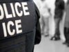 Agente con chaleco de ICE durante un operativo migratorio; fotografía de archivo de 2019.
