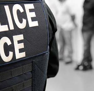 Agente de ICE en un operativo migratorio (archivo, 2019) Agente de ICE durante una operación migratoria; fotografía de archivo de 2019.