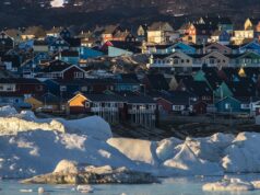 Vista de Ilulissat desde el mar, con casas de colores e icebergs; fotografía de archivo de 2018.