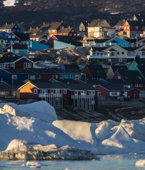 Ilulissat, Groenlandia — archivo de 2018 Vista de Ilulissat desde el mar, con casas de colores e icebergs; fotografía de archivo de 2018.