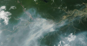 Humo de incendios forestales cerca de Manaos, Brasil, observado por el satélite Terra de la NASA en una imagen de archivo de octubre de 2023