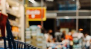 Carrito de compras en un supermercado, imagen de contexto sobre inflación y costo de vida