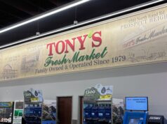 Pasillos y góndolas en el interior de un supermercado, imagen de archivo