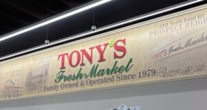 Pasillos y góndolas en el interior de un supermercado, imagen de archivo