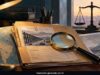 Ilustración generada con IA de documentos, lupa y balanza de justicia, alusiva a una investigación migratoria.