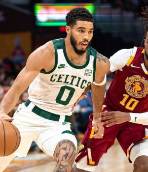 Jayson Tatum — Foto: Erik Drost / Wikimedia Commons, archivo 2021 Jayson Tatum conduce el balón con los Celtics ante Cleveland en noviembre de 2021; fotografía de archivo.