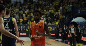 Jean Montero con Valencia Basket durante un partido de Euroliga el 16 de enero de 2026.