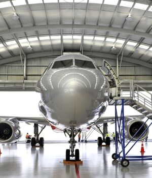 Airbus A320 de Jetstar en un hangar, archivo 2009 Vista frontal de un Airbus A320 de Jetstar en un hangar de Melbourne, archivo de 2009.