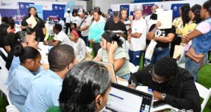 Personas participan en la jornada de empleos turísticos realizada en La Romana