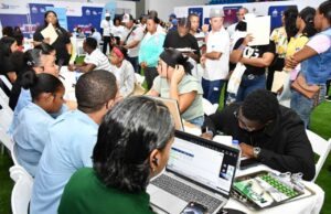 Personas participan en la jornada de empleos turísticos realizada en La Romana