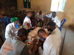 Personal prepara medicamentos durante una jornada de salud comunitaria, imagen de archivo de 2021