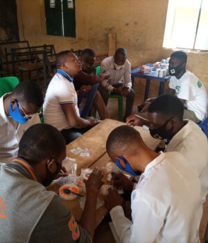 Personal prepara medicamentos durante una jornada de salud comunitaria, imagen de archivo de 2021