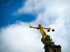 Balanza de una estatua de la Justicia; fotografía de archivo de James Cridland, 2010.