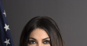 Retrato oficial de Kimberly Guilfoyle, embajadora de Estados Unidos en Grecia