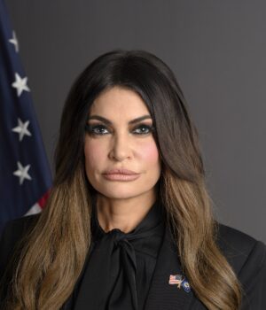 Retrato oficial de Kimberly Guilfoyle, embajadora de Estados Unidos en Grecia