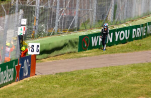 Kimi Antonelli con indumentaria de Mercedes en Imola, fotografía de archivo de 2025