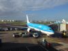 Boeing 737 de KLM estacionado en plataforma; fotografía de archivo de 2016.