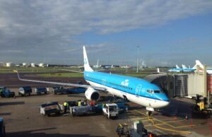 Boeing 737 de KLM estacionado en plataforma; fotografía de archivo de 2016.