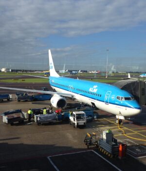 Boeing 737 de KLM estacionado en plataforma; fotografía de archivo de 2016.