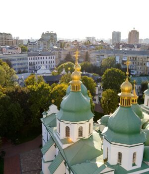 Vista de Kyiv y las cúpulas de la catedral de Santa Sofía, fotografía de archivo de 2017.