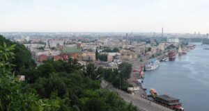 Vista panorámica de Podil, Kyiv, por Sergiy Klymenko; fotografía de archivo anterior a 2006, no muestra los ataques del 7 de octubre de 2026.