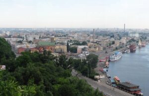 Ataque ruso golpea viviendas y energía en Ucrania Vista panorámica de Podil, Kyiv, por Sergiy Klymenko; fotografía de archivo anterior a 2006, no muestra los ataques del 7 de octubre de 2026.