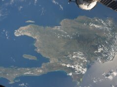 Abinader advierte a bandas haitianas sobre el límite de 20 kilómetros Vista satelital de la isla La Española, compartida por República Dominicana y Haití, tomada desde la Estación Espacial Internacional en 2009.