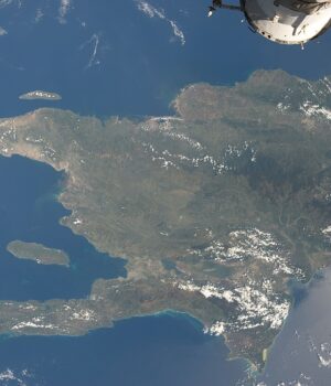 Vista satelital de la isla La Española, compartida por República Dominicana y Haití, tomada desde la Estación Espacial Internacional en 2009.