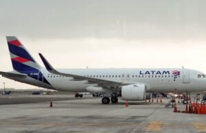 Avión Airbus A320 de LATAM en el aeropuerto Jorge Chávez de Lima, imagen de archivo de 2018