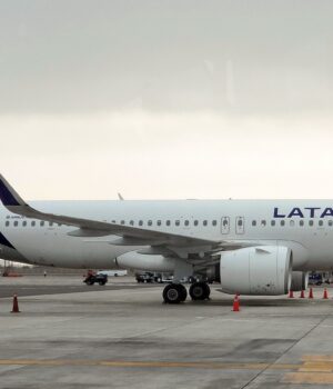 Avión Airbus A320 de LATAM en el aeropuerto Jorge Chávez de Lima, imagen de archivo de 2018