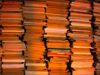Libros apilados, imagen de archivo de 2020 alusiva a la lectura y las ferias literarias.