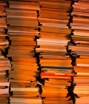 Libros apilados, imagen de archivo de 2020 alusiva a la lectura y las ferias literarias.