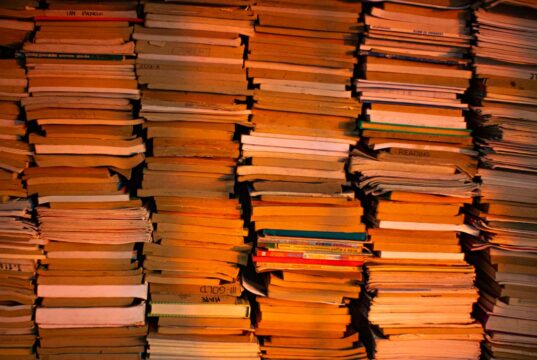 Libros apilados, imagen de archivo de 2020 alusiva a la lectura y las ferias literarias.