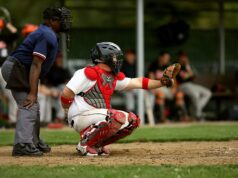 Árbitro y receptor durante una jugada de béisbol relacionada con el sistema ABS
