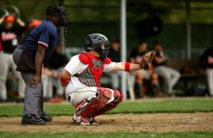 Árbitro y receptor durante una jugada de béisbol relacionada con el sistema ABS