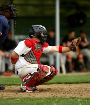 Receptor y árbitro durante un lanzamiento de béisbol