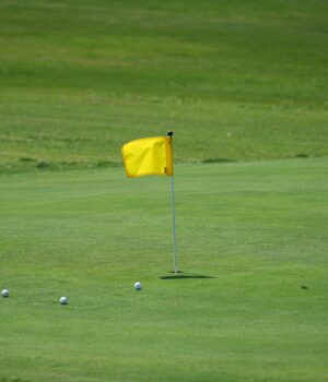 El futuro de LIV Golf se definirá en octubre Bandera amarilla y pelotas sobre el green de un campo de golf