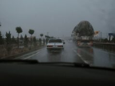 Vehículos circulando bajo lluvia intensa, imagen ilustrativa