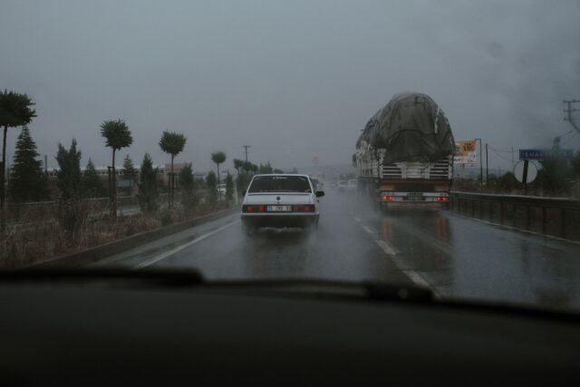 Vehículos circulando bajo lluvia intensa, imagen ilustrativa